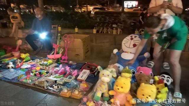 校園玩具地?cái)偰耆氚偃f(wàn) 揭秘大學(xué)生創(chuàng)業(yè)背后的精細(xì)化運(yùn)營(yíng)之道